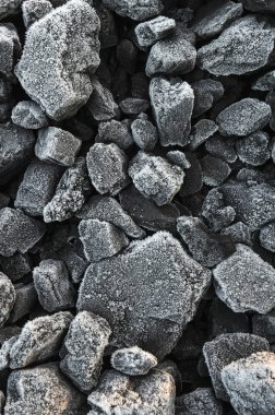 Frost kalın kristallerle kaplı kömür yığını.