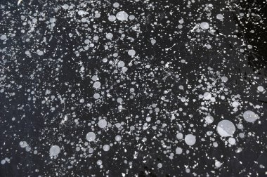 Tuhaf bir biçimde suda donmuş hava kabarcıkları .