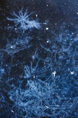 Tuhaf bir biçimde suda donmuş hava kabarcıkları .