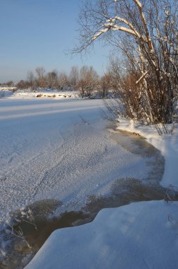 Kış soğuk günlerinden birinde başlangıç alanları Nehri yakınında.