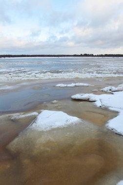 Dondurma'nın geç Kasım ayında Vychegda nehrinde.