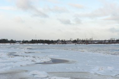 Dondurma'nın geç Kasım ayında Vychegda nehrinde.