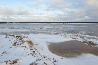 Dondurma'nın geç Kasım ayında Vychegda nehrinde.