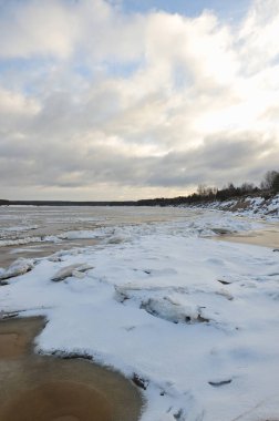 Dondurma'nın geç Kasım ayında Vychegda nehrinde.