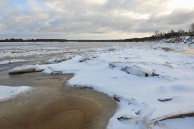 Dondurma'nın geç Kasım ayında Vychegda nehrinde.