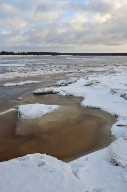 Dondurma'nın geç Kasım ayında Vychegda nehrinde.