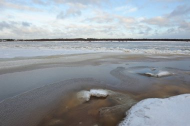Dondurma'nın geç Kasım ayında Vychegda nehrinde.