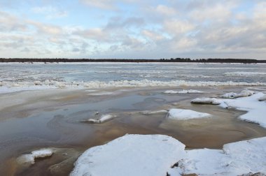 Dondurma'nın geç Kasım ayında Vychegda nehrinde.