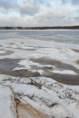 Dondurma'nın geç Kasım ayında Vychegda nehrinde.