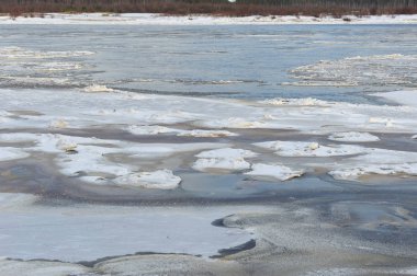 Dondurma'nın geç Kasım ayında Vychegda nehrinde.