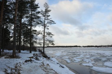 Dondurma'nın geç Kasım ayında Vychegda nehrinde.