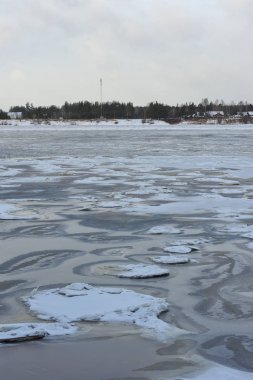 Dondurma'nın geç Kasım ayında Vychegda nehrinde.