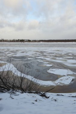 Dondurma'nın geç Kasım ayında Vychegda nehrinde.