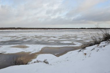 Dondurma'nın geç Kasım ayında Vychegda nehrinde.