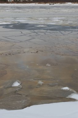 Dondurma'nın geç Kasım ayında Vychegda nehrinde.