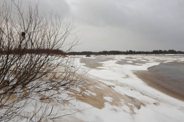 Manzara Vychegda Nehri'nin kıyısında Kasım ayı sonlarında çöl..