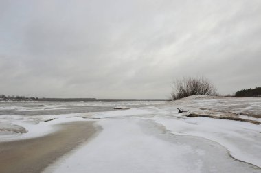 Manzara Vychegda Nehri'nin kıyısında Kasım ayı sonlarında çöl..