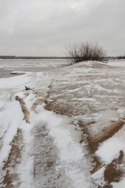 Manzara Vychegda Nehri'nin kıyısında Kasım ayı sonlarında çöl..