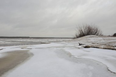 Manzara Vychegda Nehri'nin kıyısında Kasım ayı sonlarında çöl..