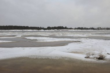 Dondurma'nın geç Kasım ayında Vychegda nehrinde.