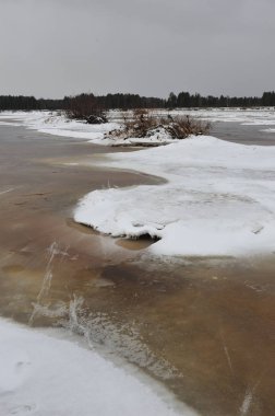 Dondurma'nın geç Kasım ayında Vychegda nehrinde.