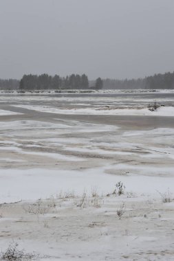 Dondurma'nın geç Kasım ayında Vychegda nehrinde.