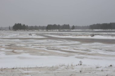 Dondurma'nın geç Kasım ayında Vychegda nehrinde.