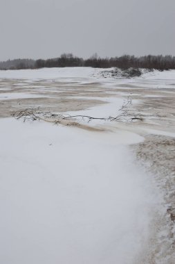 Manzara Vychegda Nehri'nin kıyısında Kasım ayı sonlarında çöl..