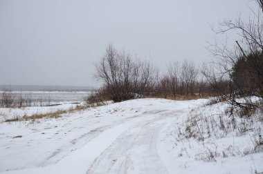 Manzara Vychegda Nehri'nin kıyısında Kasım ayı sonlarında çöl..
