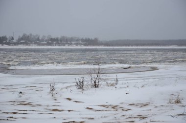 Manzara Vychegda Nehri'nin kıyısında Kasım ayı sonlarında çöl..