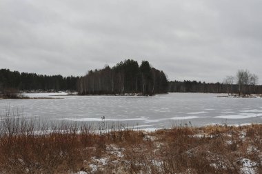 Geç sonbaharda Nehri yakınında alanlardaki.