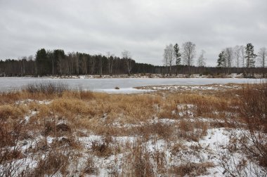 Geç sonbaharda Nehri yakınında alanlardaki.