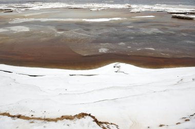 Dondurma'nın geç Kasım ayında Vychegda nehrinde.