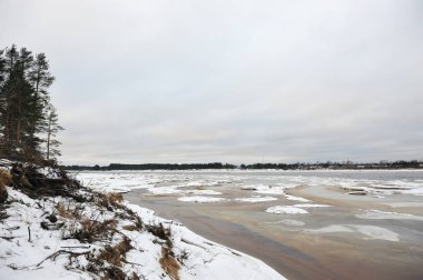 Dondurma'nın geç Kasım ayında Vychegda nehrinde.