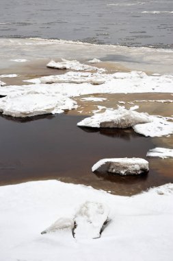 Dondurma'nın geç Kasım ayında Vychegda nehrinde.