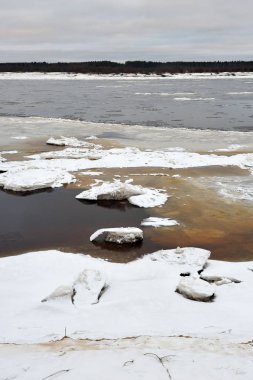 Dondurma'nın geç Kasım ayında Vychegda nehrinde.