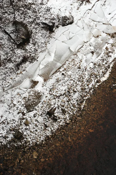 Cacos Gelo Margem Pedra Rio Final Outono — Fotografia de Stock