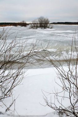 Freezings geç Kasım ayında Nehri üzerinde.