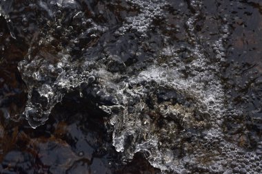 Azgın bir akışı hızlı bir dere içinde su.