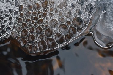 Hava kabarcıkları su bir türbülanslı akış arka planı buz ince kabuk altında birikimi.