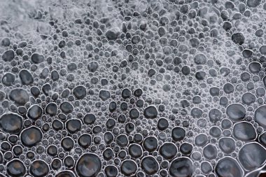 Buz ince kabuk altında hava kabarcığı birikimi. Arka kapatmak.