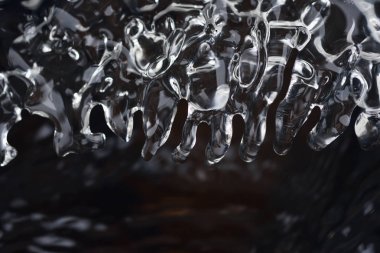 Buzun erimesi ve suyun akışı.