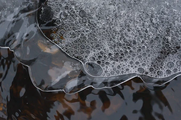 Накопление Пузырьков Воздуха Тонкой Корой Льда Фоне Турбулентного Потока Воды — стоковое фото