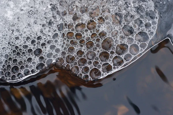 Накопичення Повітряних Бульбашок Під Тонкою Скоринкою Льоду Тлі Турбулентного Потоку — стокове фото
