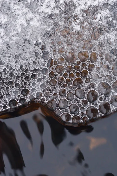 흐름의 배경에 얼음의 껍질에서 방울의 — 스톡 사진