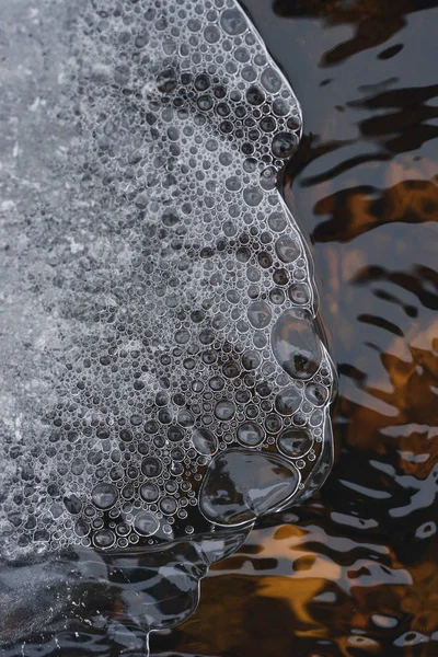 Accumulation Bulles Air Sous Fine Croûte Glace Sur Fond Écoulement — Photo