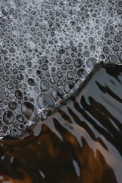 Acumulação Bolhas Sob Fina Crosta Gelo Contra Fundo Fluxo Turbulento — Fotografia de Stock