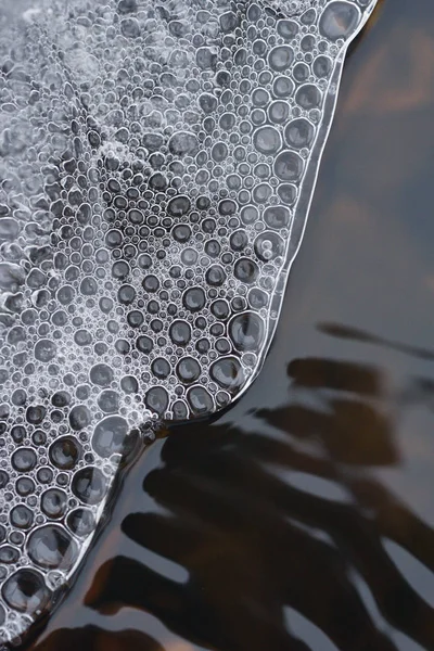 Acumulación Burbujas Aire Bajo Fina Corteza Hielo Sobre Fondo Flujo — Foto de Stock