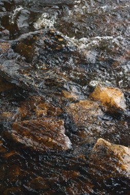 Azgın bir akışı hızlı bir dere içinde su.