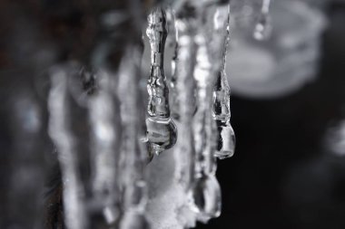 Bahar erime buz. Buz sarkıtları Galeri.